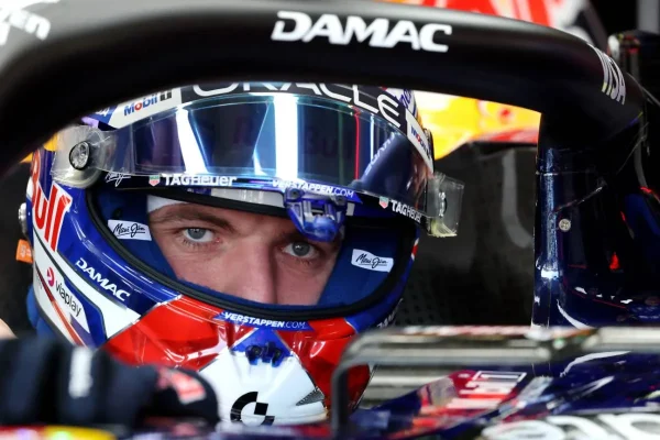 Max Verstappen moves up but limited by his tires at the Australian GP