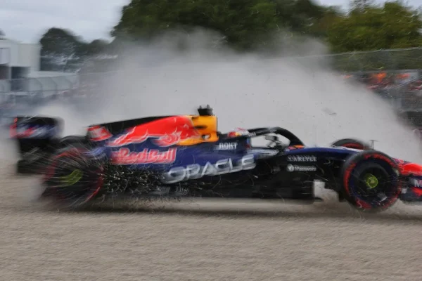Max Verstappen victim of a surprise crash in qualifying in Melbourne