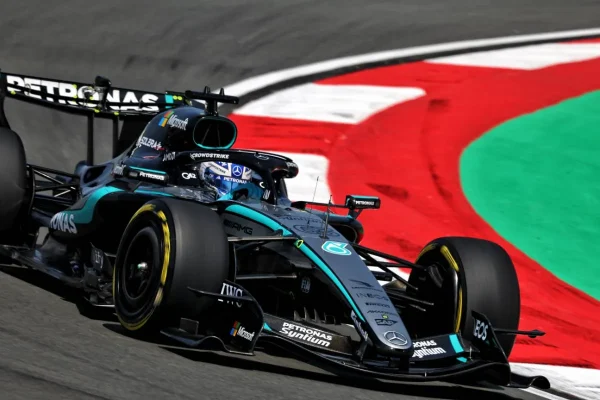 Mercedes strikes hard: George Russell dominates the only free practice session in Shanghai