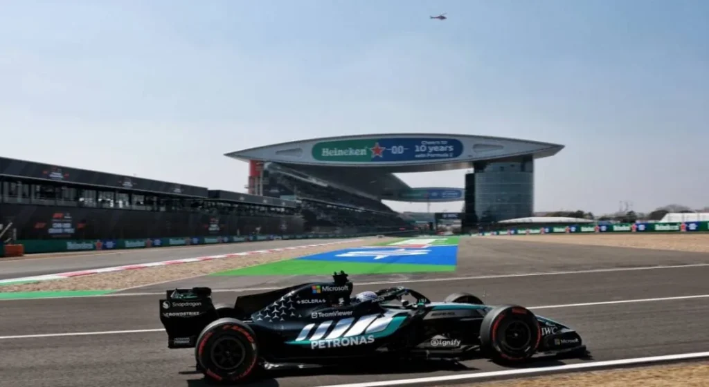 George Russell assomme les qualifications sprint à Shanghai : Verstappen relégué à 1,7 seconde !