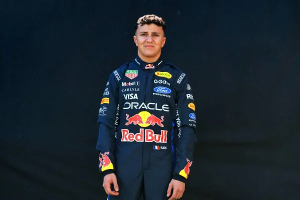 Isack Hadjar aims for the podium with Red Bull… but keeps his feet on the ground