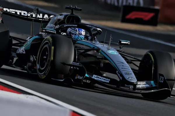 George Russell stuns sprint qualifying in Shanghai: Verstappen relegated to 1,7 seconds!