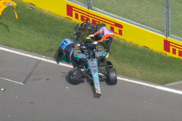 Violent crash for Kimi Antonelli during EL3 in Melbourne