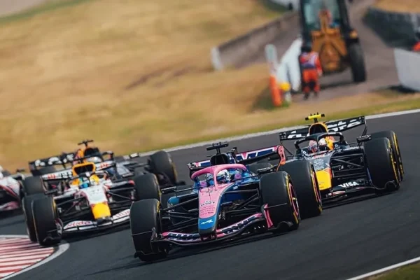 Alpine leads the chasing pack: Flavio Briatore tempers Enstone's progress