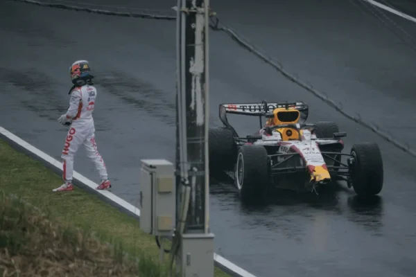 Arvid Lindblad crashes in the rain during Pirelli testing at Suzuka