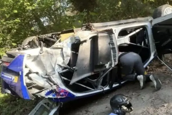 Crash spectaculaire pour Jos Verstappen : sa voiture finit sur le toit en Wallonie