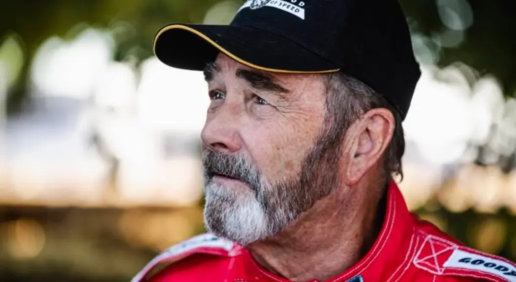 Nigel Mansell dismantles a completely artificial F1