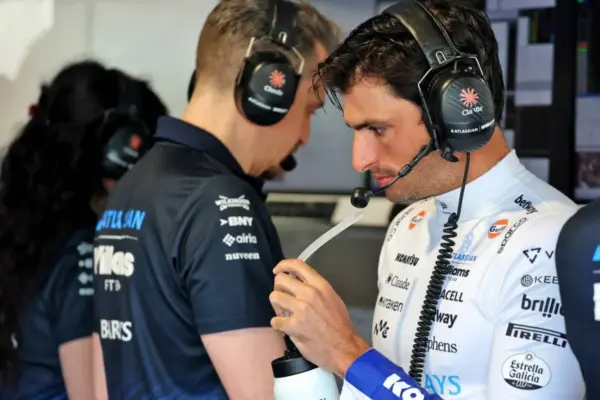 Carlos Sainz asks the FIA to stand up to the teams on the 2027 engines
