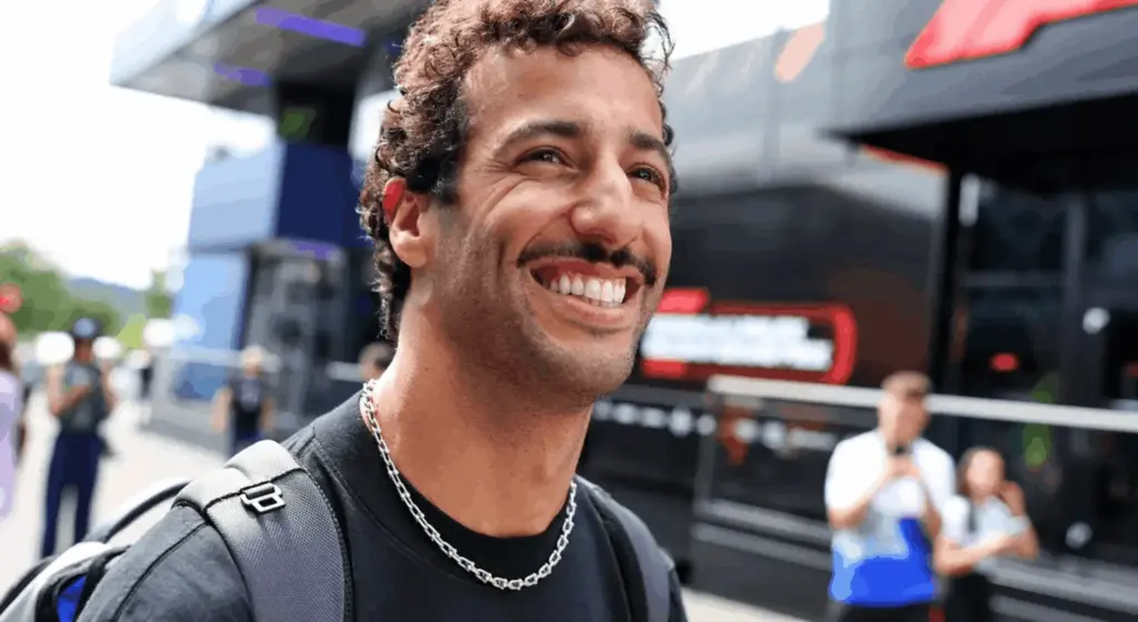 Daniel Ricciardo announces his return to the paddock: 