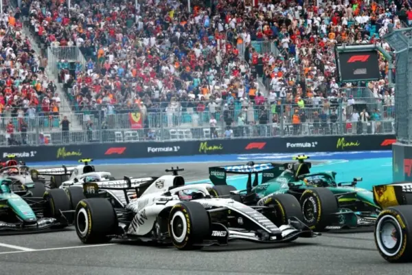 Sergio Pérez is having fun fighting with the Aston Martins at the back of the pack