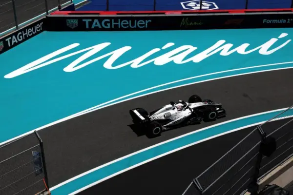 What time does the qualifying for the 2026 Miami F1 Grand Prix start?