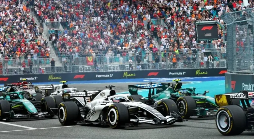 Sergio Pérez having fun fighting with the Aston Martins