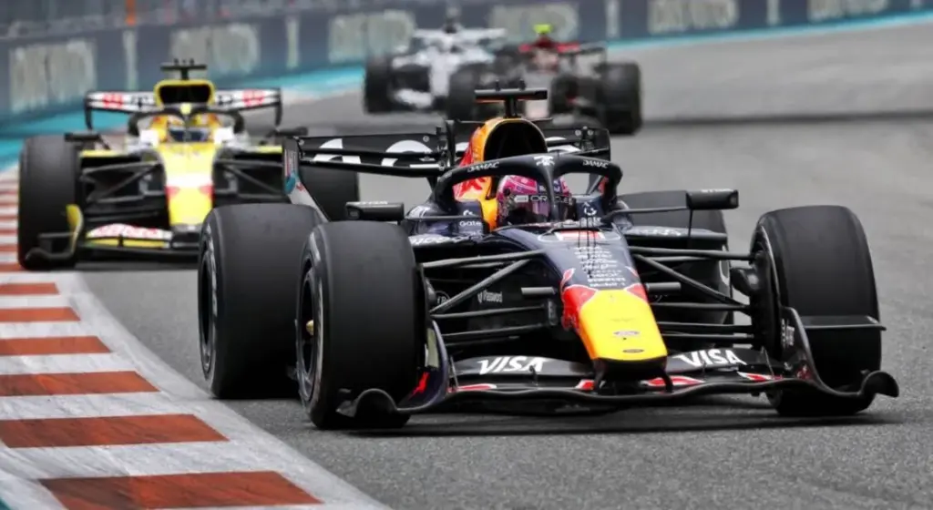 Max Verstappen replies to Sainz: 