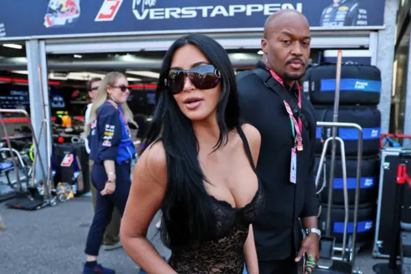 Kim Kardashian is in Monaco to support Lewis Hamilton: a major first!