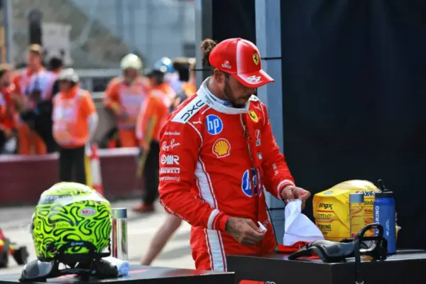 Lewis Hamilton remet en question la stratégie de Ferrari après avoir laissé filer la pole