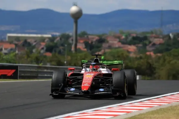EL1 : Charles Leclerc le plus rapide, mais sa Ferrari est tombée en panne en fin de séance