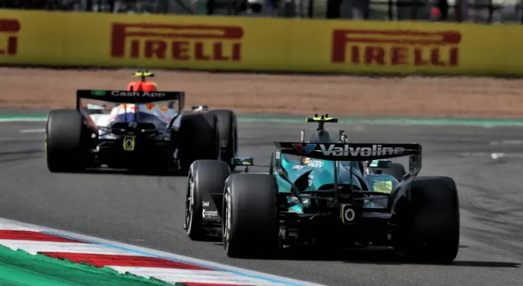 Aston Martin compare le plafond budgétaire… à un passage au supermarché