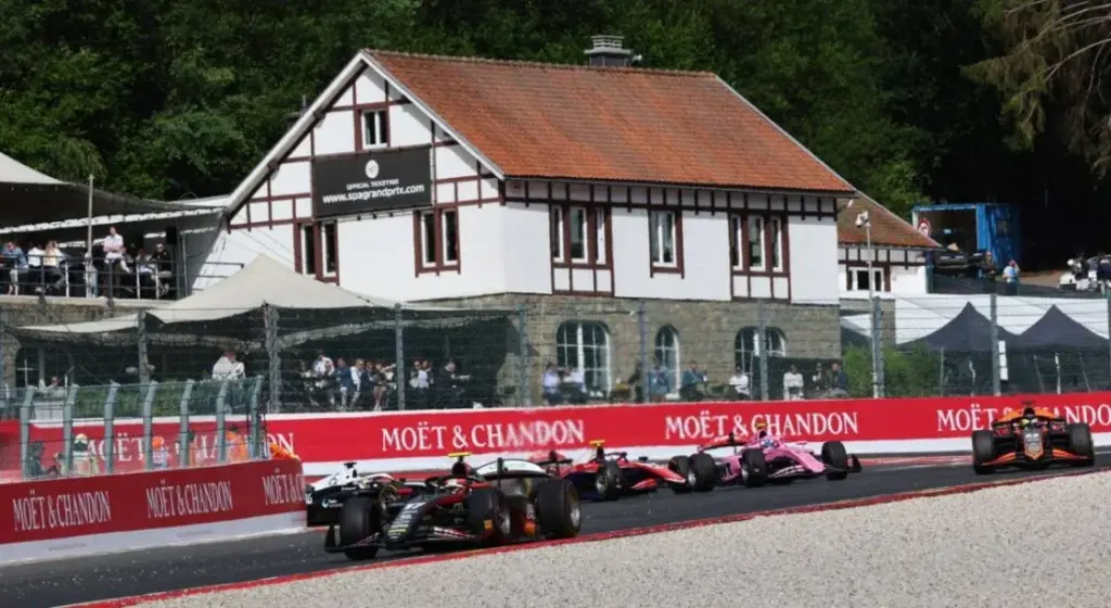 Incredible at Spa: an F2 driver disqualified for... a helmet used by his guest