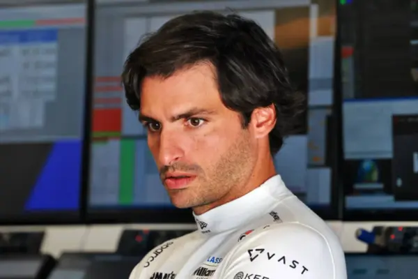 Carlos Sainz responds curtly to Piastri after their clash