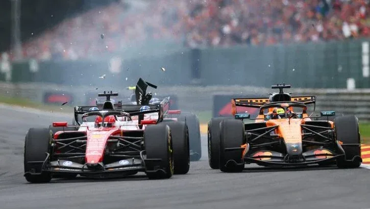 La FIA admet qu'une pénalité aurait dû être infligée à Leclerc