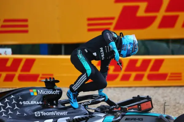 Toto Wolff at Russell's side after a disastrous weekend