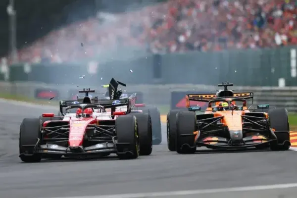 La FIA admet qu'une pénalité aurait dû être infligée à Leclerc après son duel avec Piastri